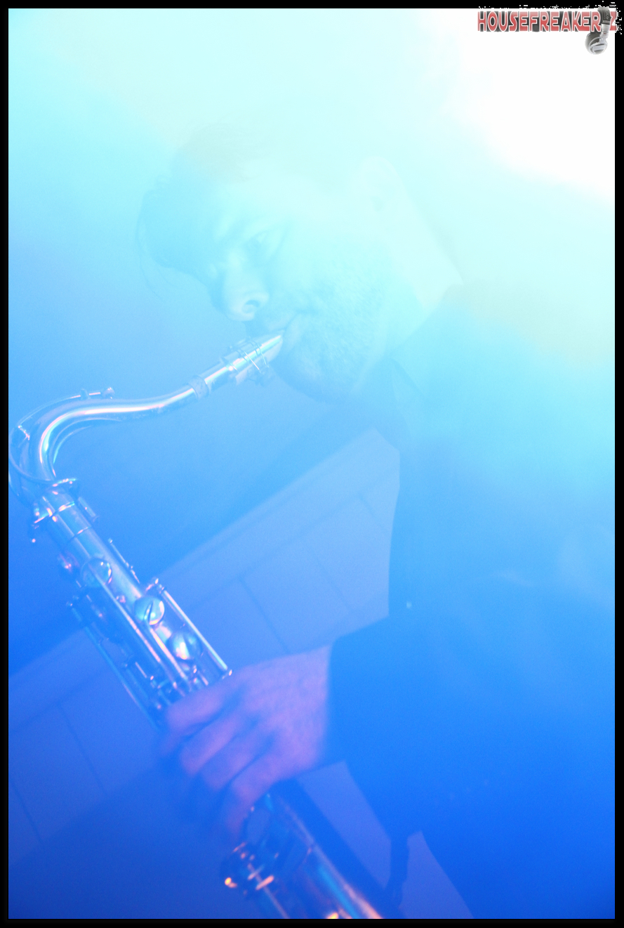 889x1321 pixels (989K)